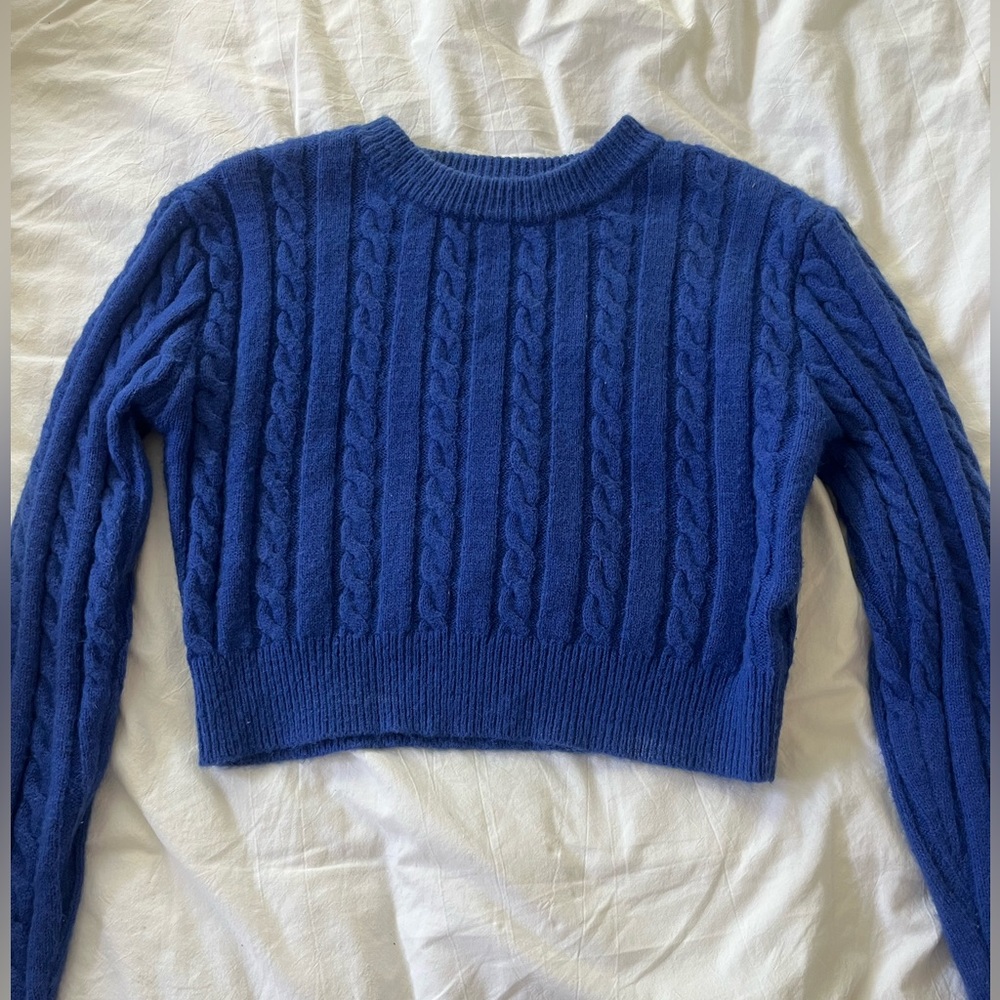 Cropped blue sweater